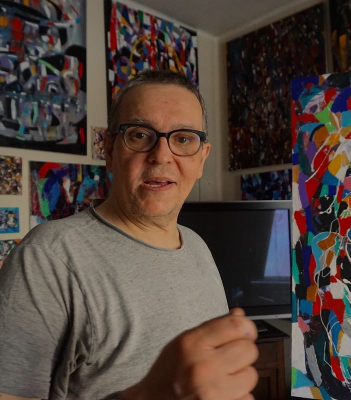 Il pittore Fausto Ghiglia nel suo studio