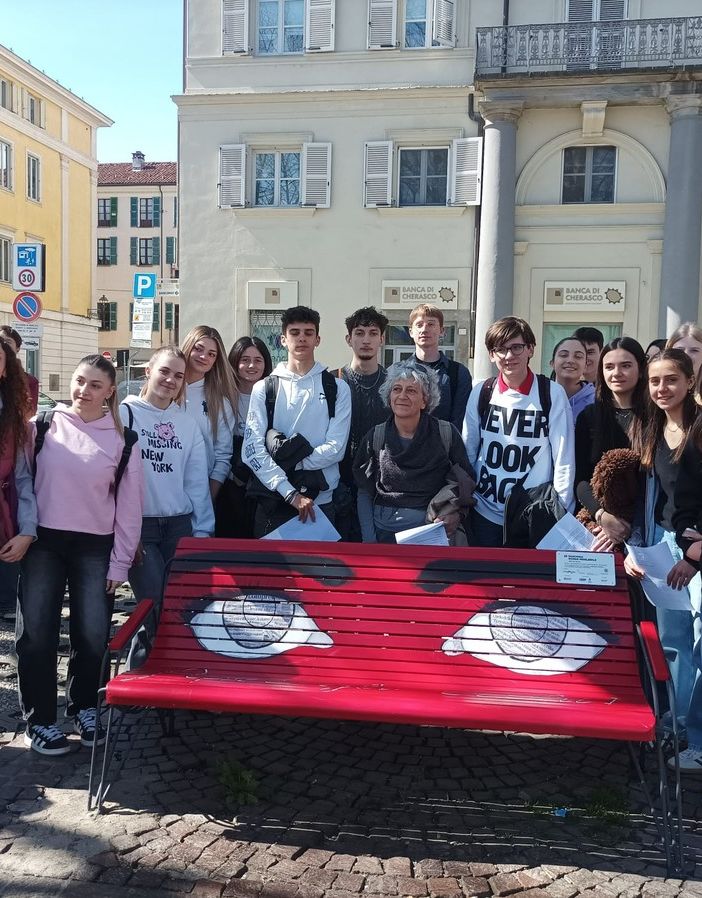 L’inaugurazione delle panchine rosse