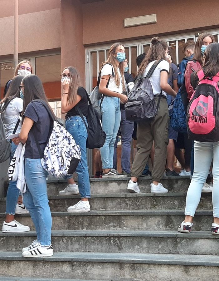 Mascherina sul viso e autocertificazione in mano: il rientro in classe al Curie di Pinerolo (FOTO e VIDEO)