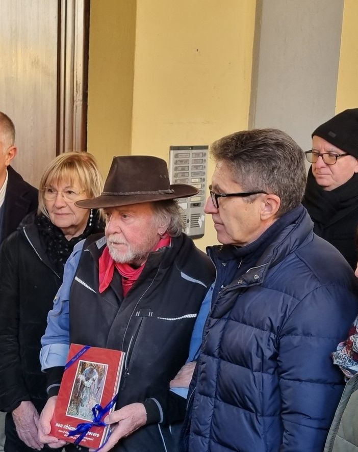 Gunter Demnig con i parenti di Giuseppe Chiappero