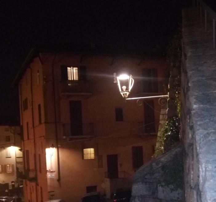 “Le lanterne senza vetri nel centro storico di Pinerolo somigliano a uno ‘scheletro’”