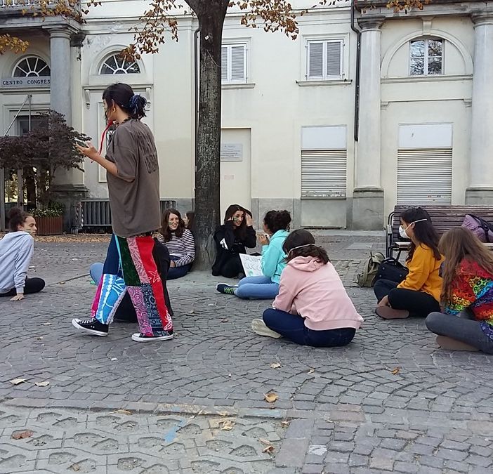 Cartelli in piazza Vittorio Veneto in difesa dell’ambiente: torna Fridays for Future a Pinerolo