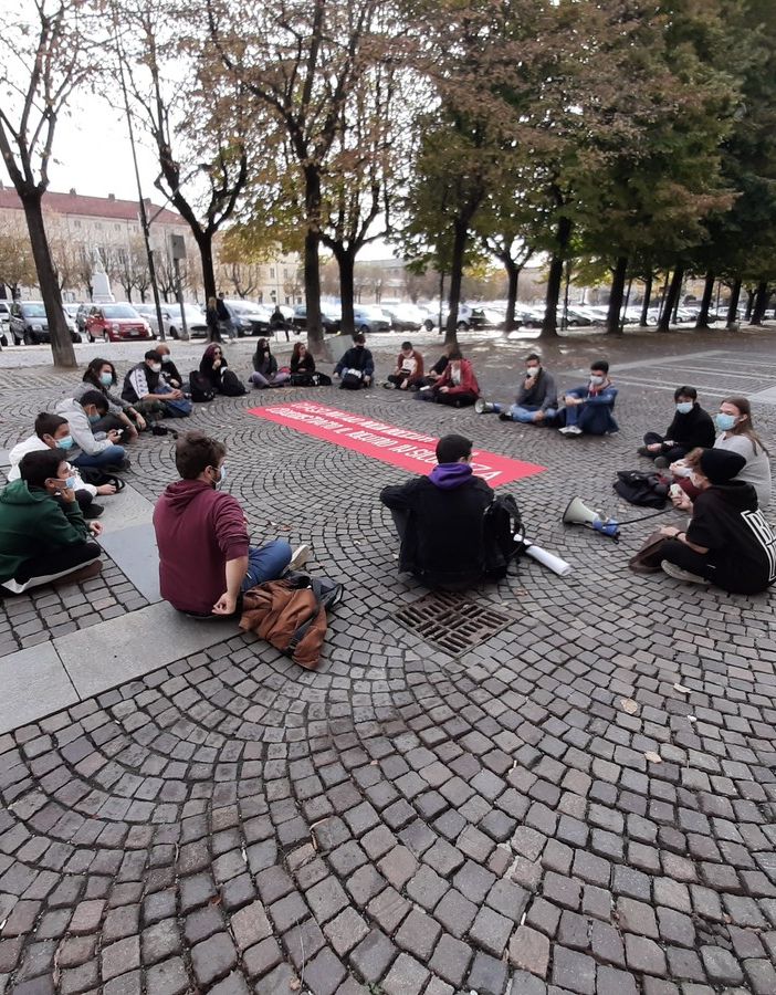 Gli studenti delle superiori di Pinerolo non rispondono all’appello di scendere in piazza [FOTO e VIDEO]