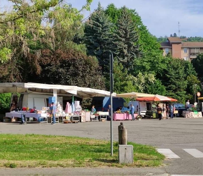 Il mercato in piazza Avis