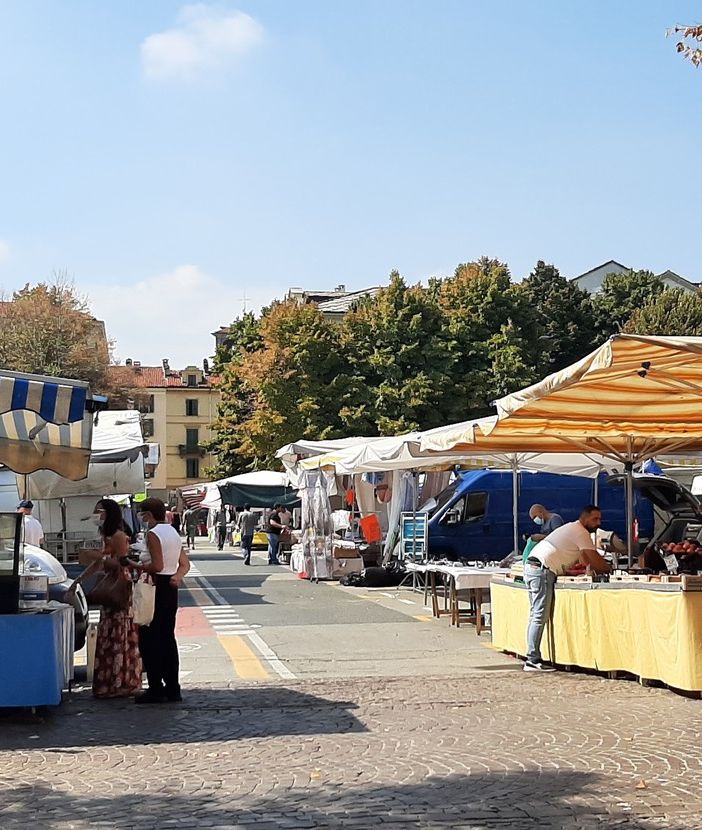 Solo banchi alimentari, ma niente transenne al mercato del sabato di Pinerolo