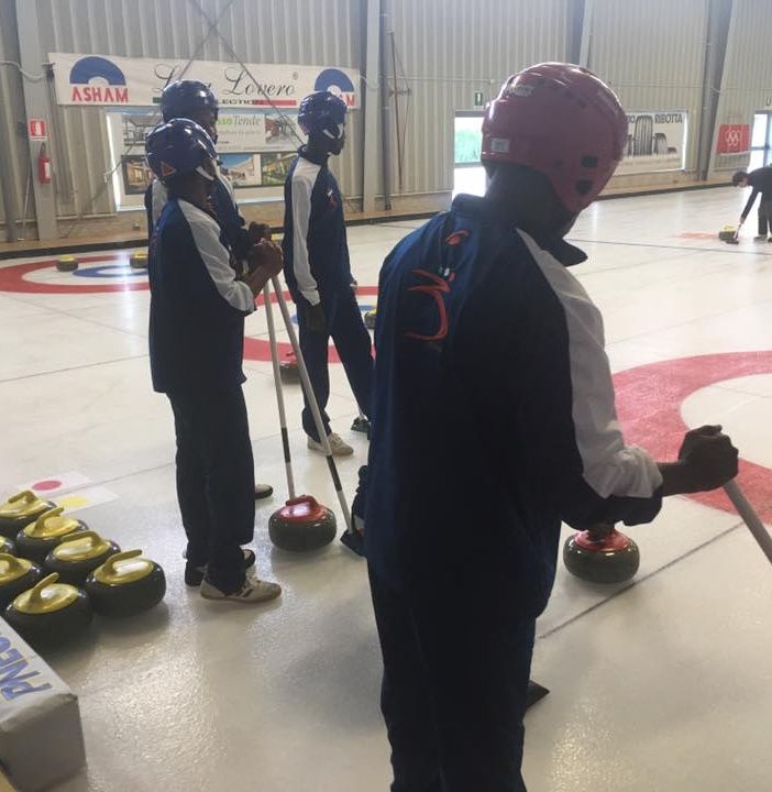 Uno dei progetti attivati in questi anni: dei migranti si sono cimentati con il curling