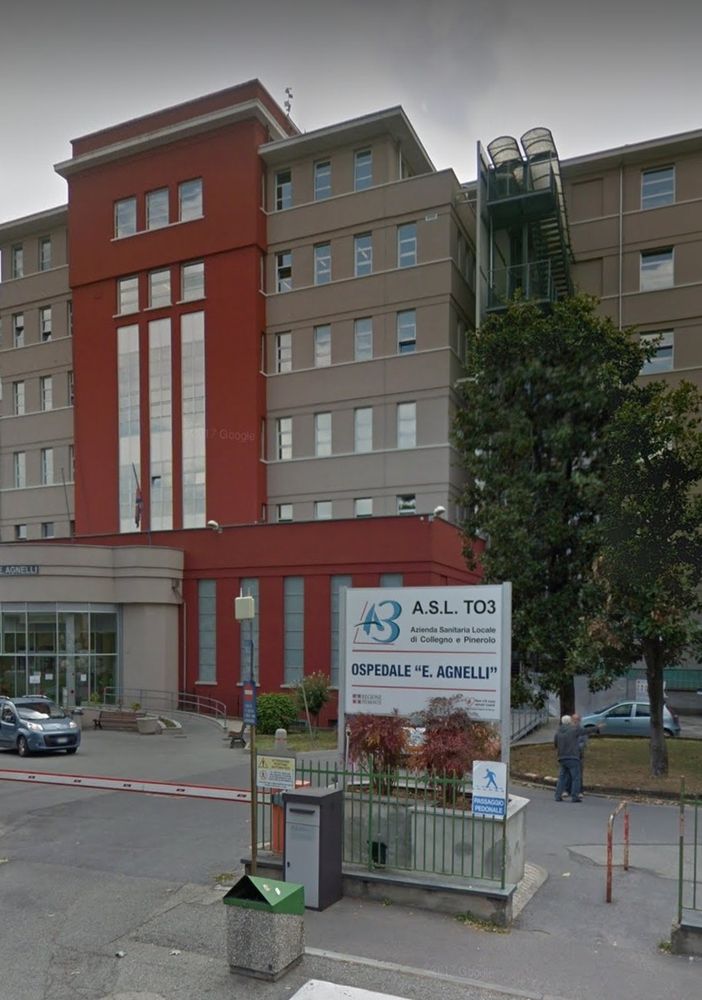 Per far spazio alla coda per i tamponi chiude il parcheggio dietro l’ospedale di Pinerolo