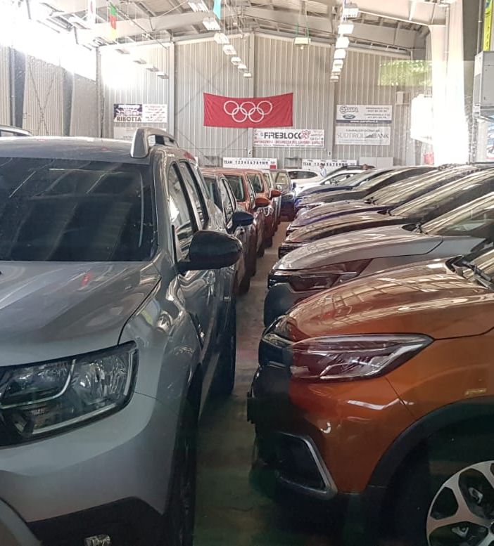 Auto nel Palacurling di Pinerolo: «L’hanno fatto per barcamenarsi»