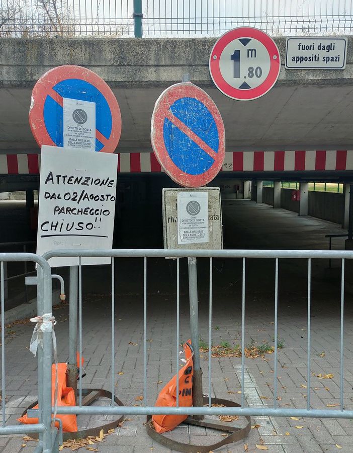 Il parcheggio seminterrato di via dei Mille a Pinerolo chiuso dal 2 agosto