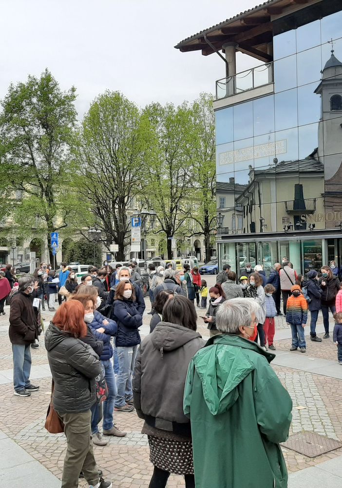 Pinerolo priorità alla scuola protesta piazza Facta