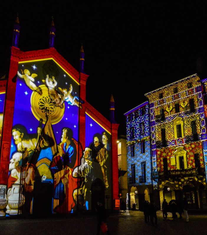 Le proiezioni luminose in piazza San Donato a Pinerolo (foto di Cinzia Consolati)
