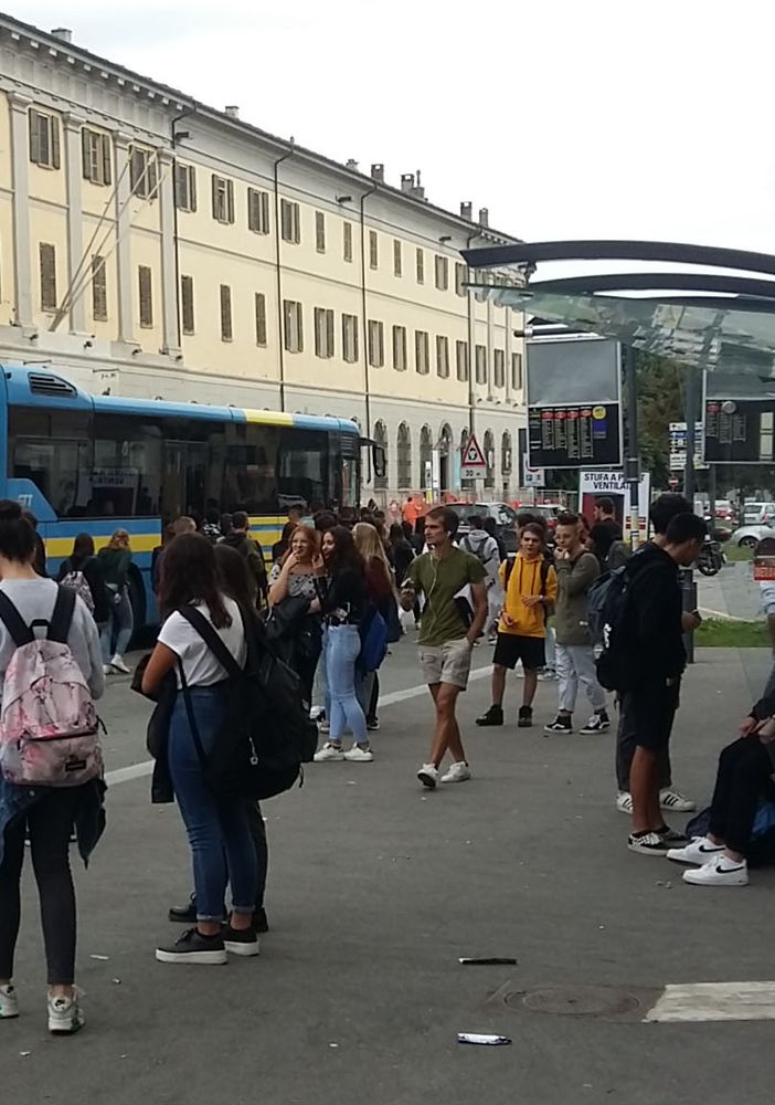 I ragazzi delle superiori che aspettano il bus a Pinerolo