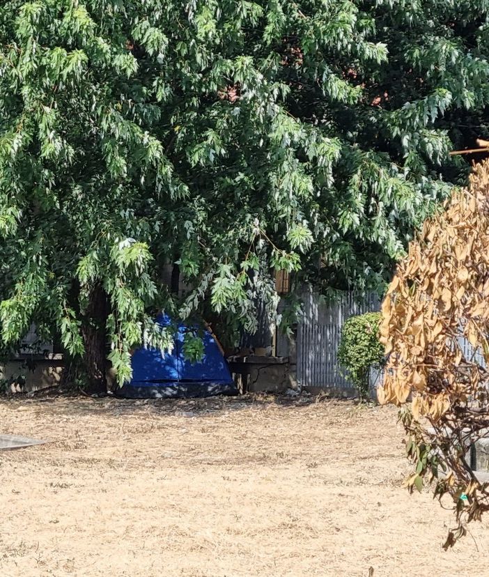 La tenda nel giardino di via Cravero
