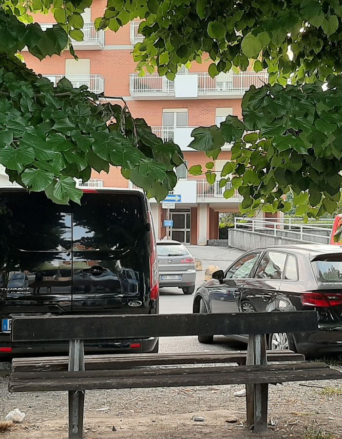 Panchina in via Saluzzo a Pinerolo sotto le piante