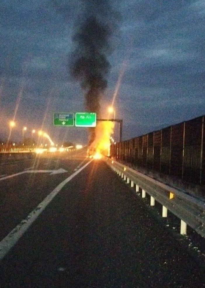 Il furgone in fiamme