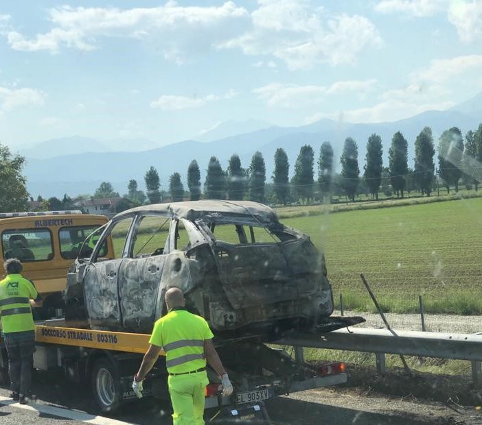 Auto bruciata sulla Torino-Pinerolo