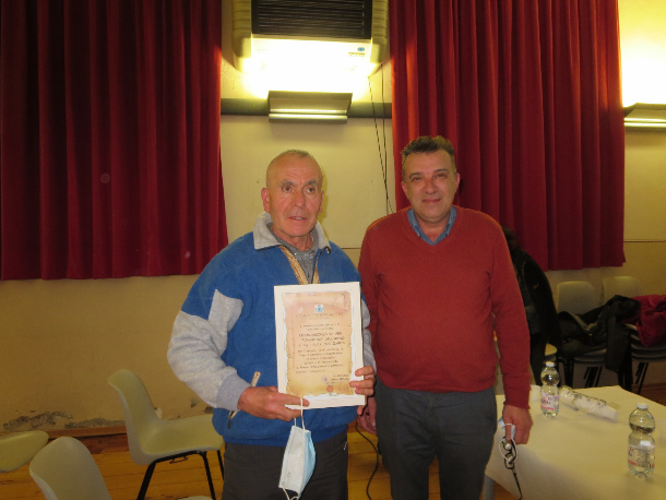 Da sinistra il premiato Ilario Alcalino e il sindaco di Pomaretto Danilo Breusa