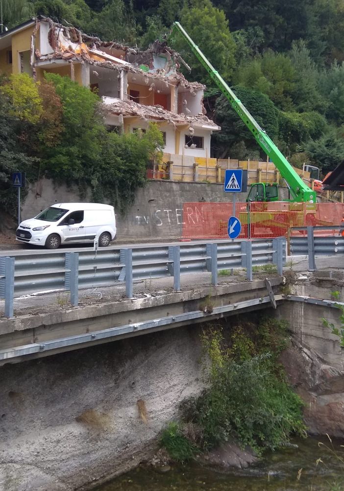 In fase di demolizione la casa di Porte che si allagava sempre