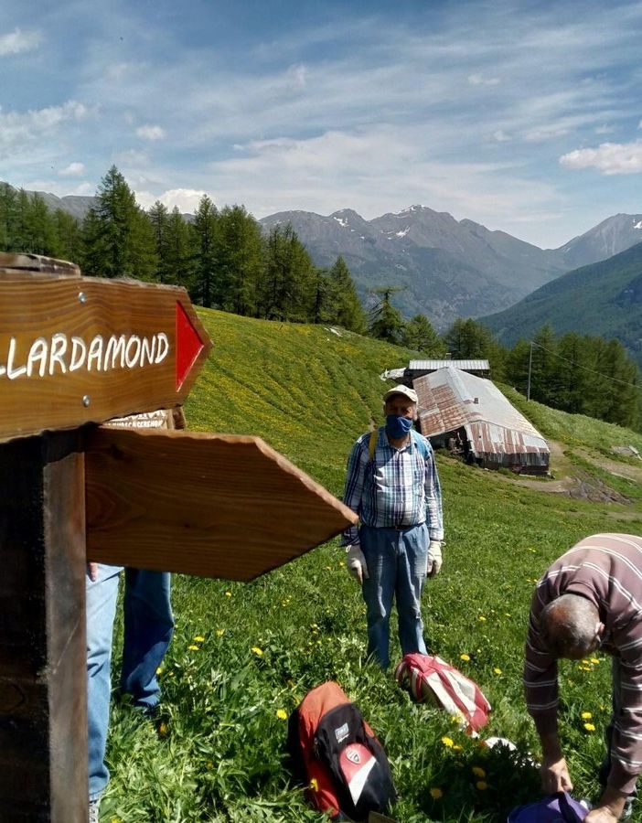 Si parte con il plaisentif e i forestali: i primi sentieri messi a punto dai volontari di Pragelato