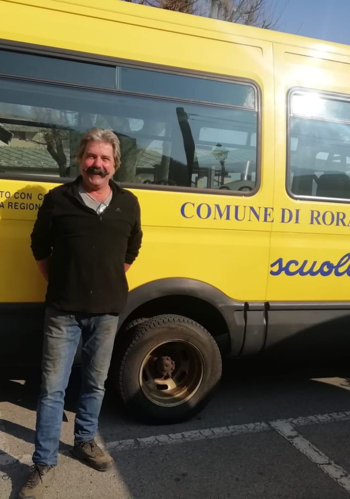 Sergio Tourn davanti al pullmino