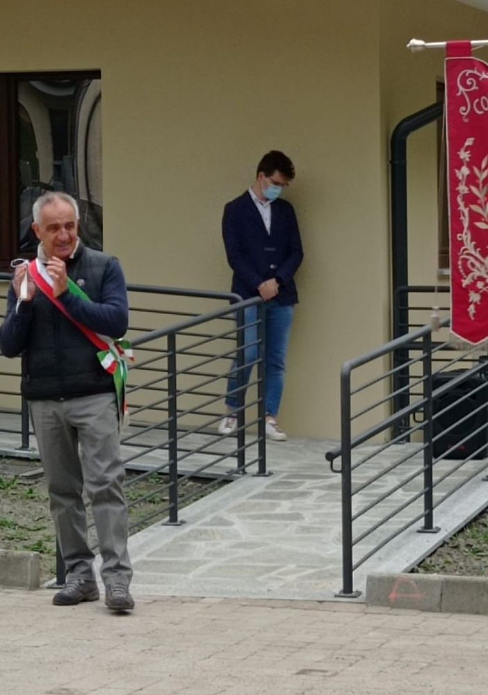 Rino Tron (in primo piano) sindaco di Roure