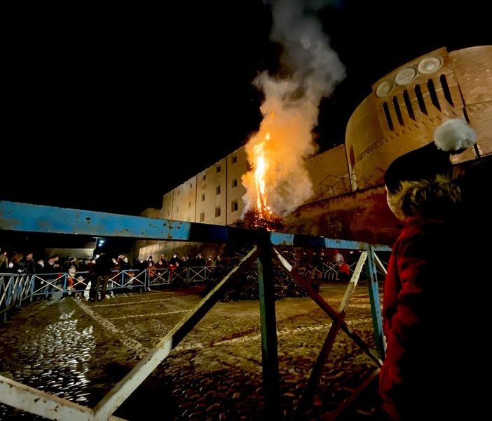 Il falò dello scorso anno alla Castiglia di Saluzzo
