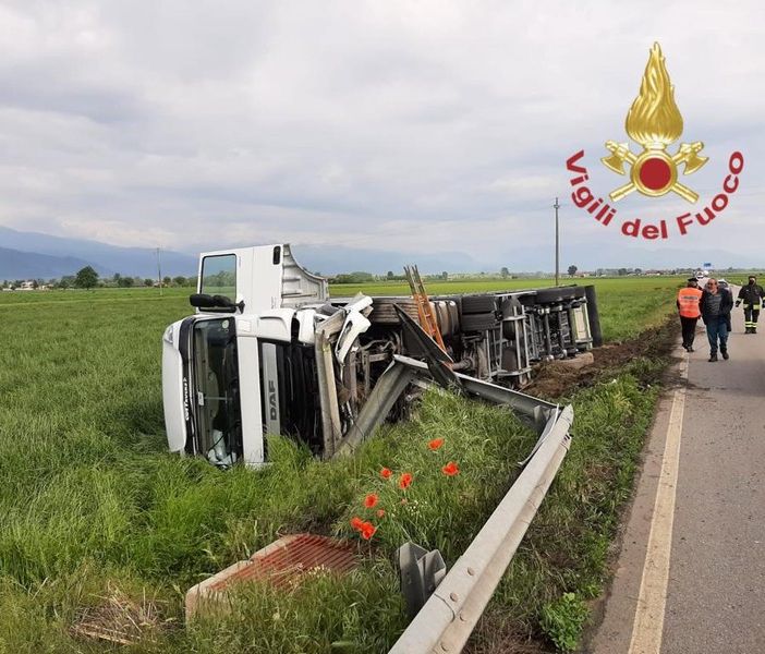 Il camion uscito di strada sulla Saluzzo-Pinerolo