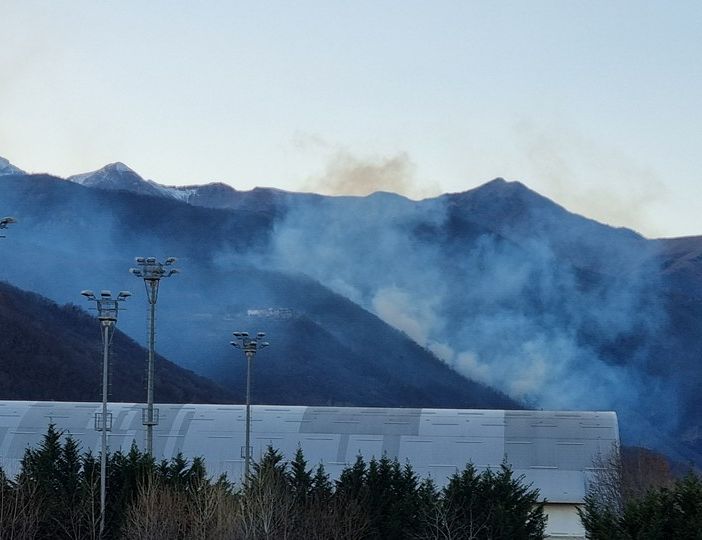 Il fumo dell’incendio nei boschi di San Germano Chisone