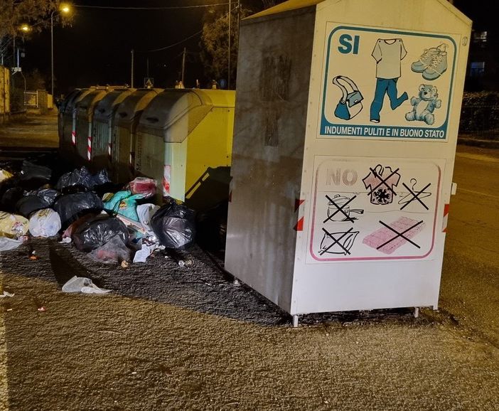 Rifiuti abbandonati all’ecopunto vicino al Basko