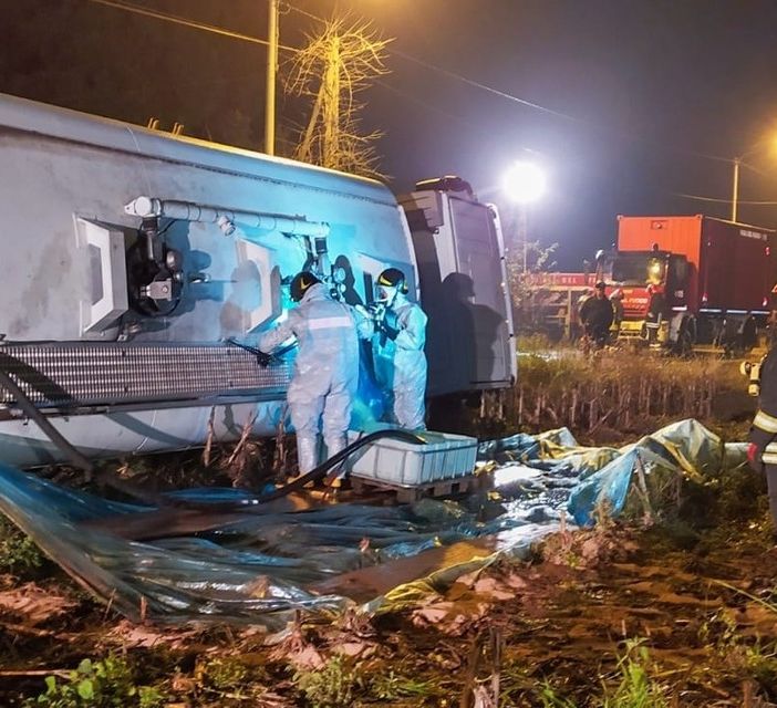 Autocisterna carica di carburante si ribalta tra San Secondo di Pinerolo e Osasco