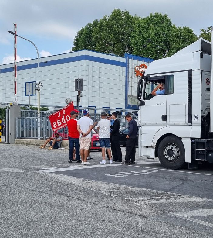 Il blocco dei tir alla Raspini