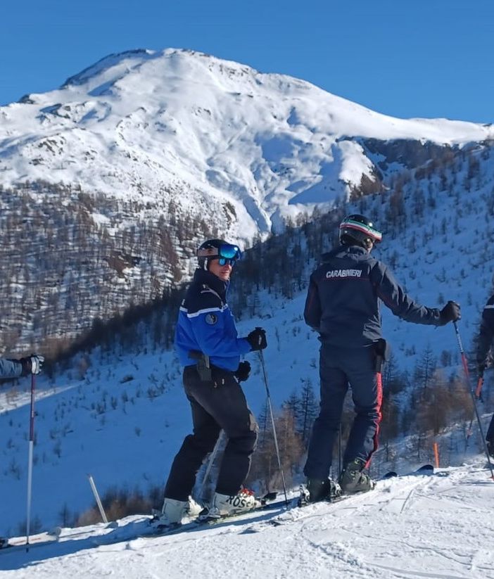 Il pattugliamento di carabinieri e gendarmi a Sestriere
