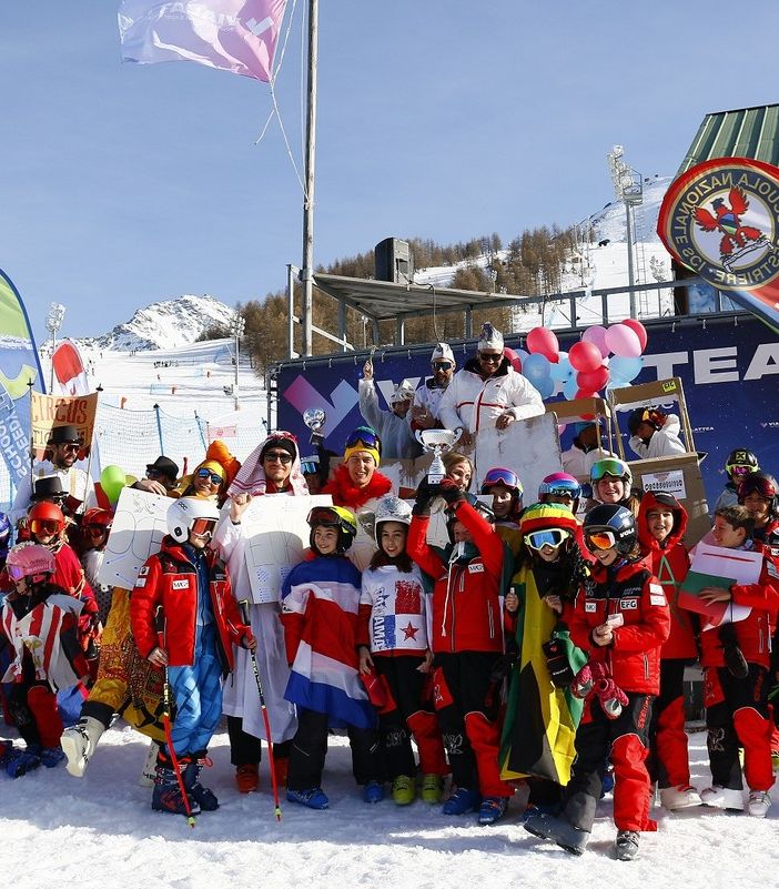 La gara di sci in maschera di domenica 19