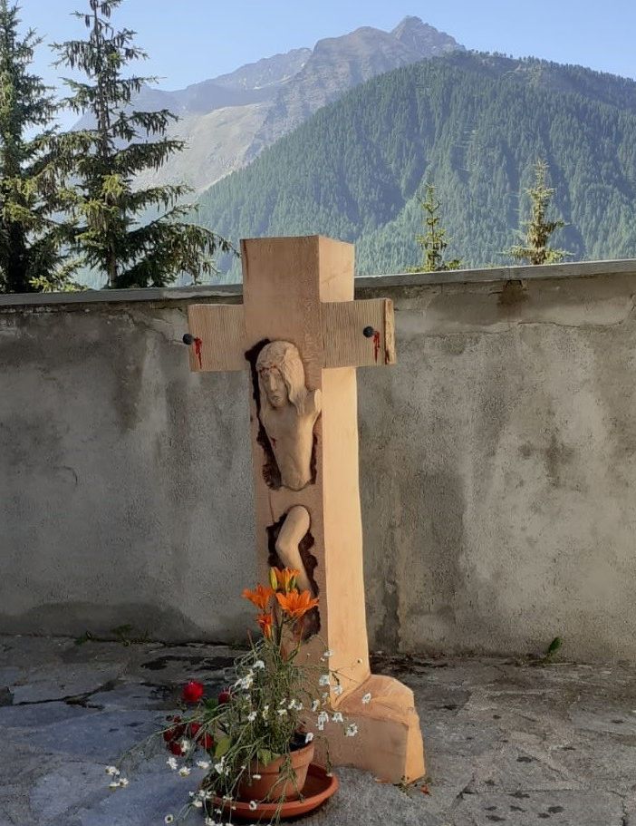 Il maestro Carlo Piffer dona un crocifisso in legno a Sestriere