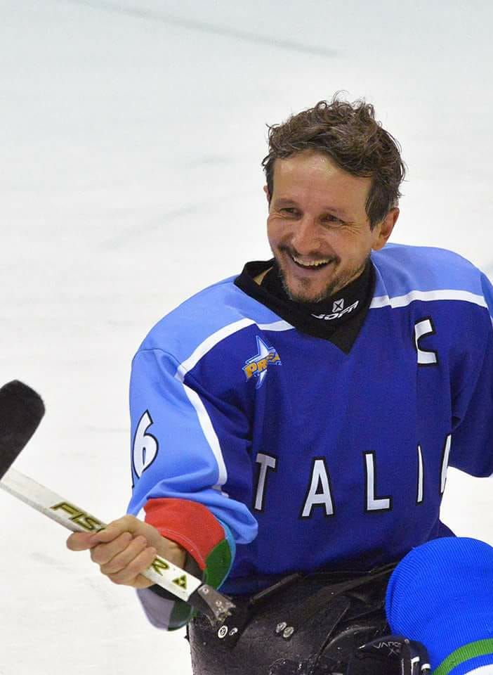 La maglia azzurra di “Ciaz” resterà esposta al Palaghiaccio di Torre Pellice