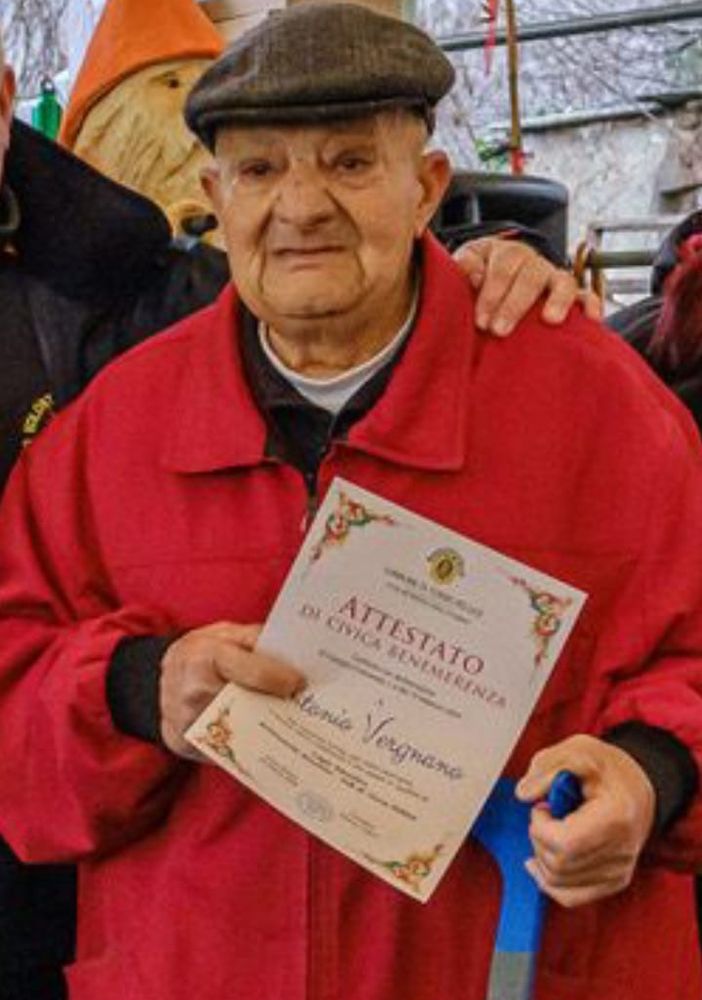Antonio Vergnano con l’Attestato di Civica Benemerenza in mano