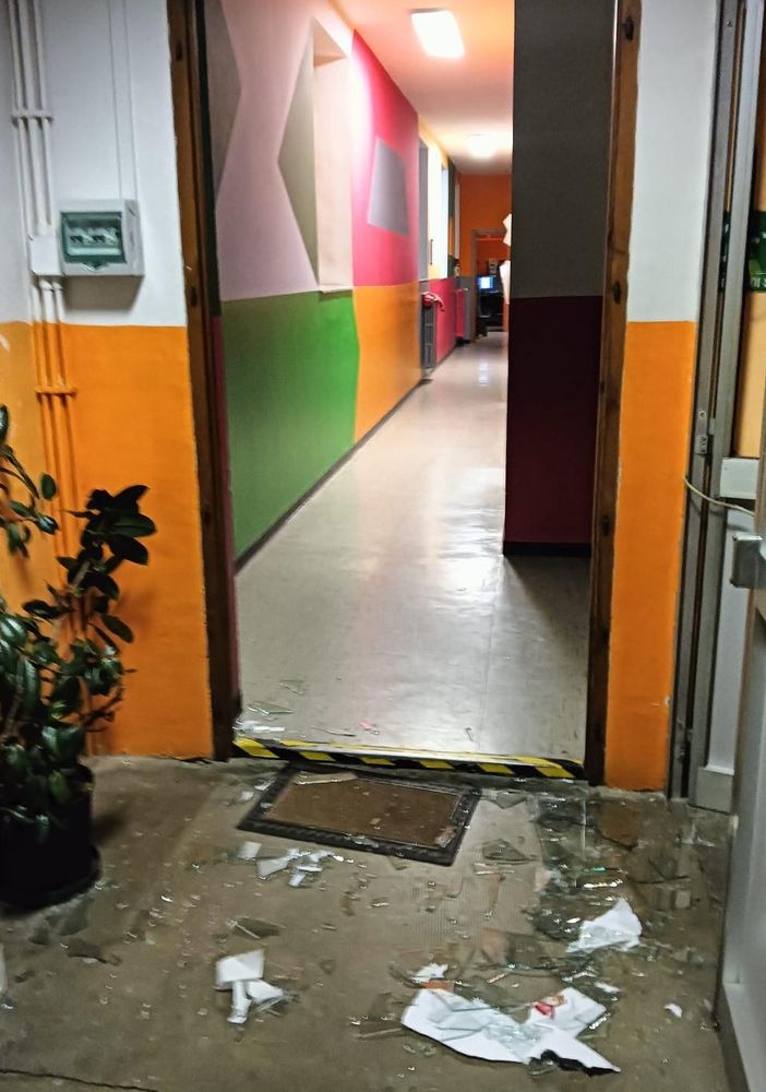 La porta a vetri sfondata