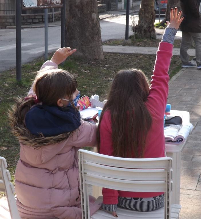 Dad lungo viale Dante a Torre Pellice, una delle iniziativa di Pas Val Pellice