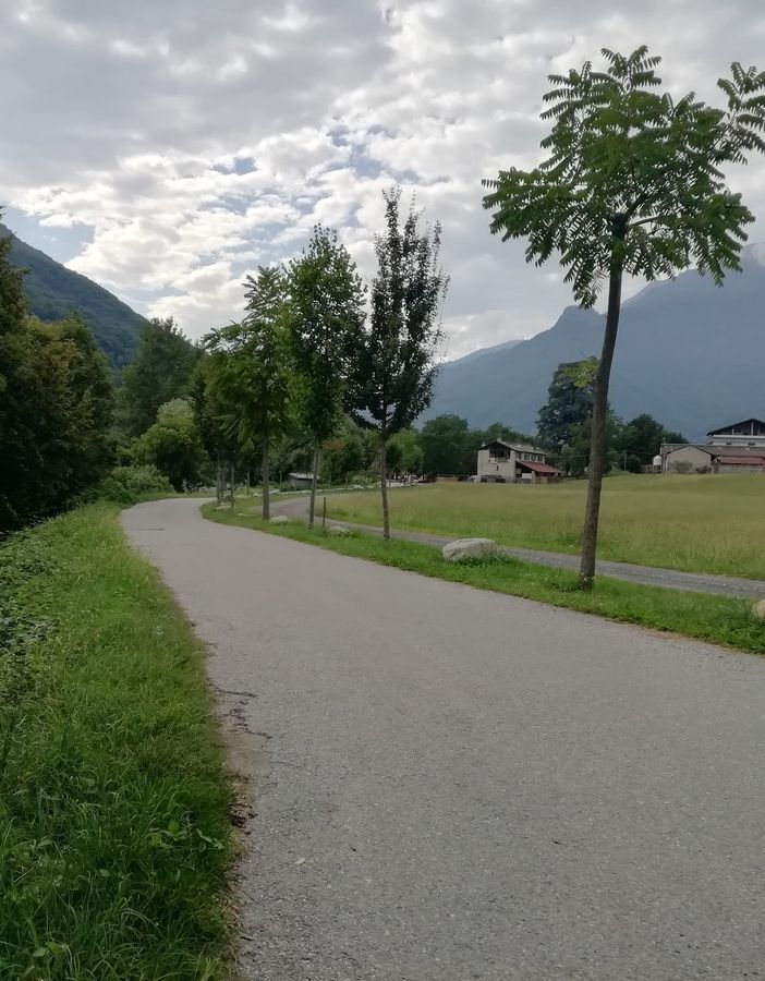 In bici da Torre Pellice a Luserna San Giovanni su una corsia con precedenza