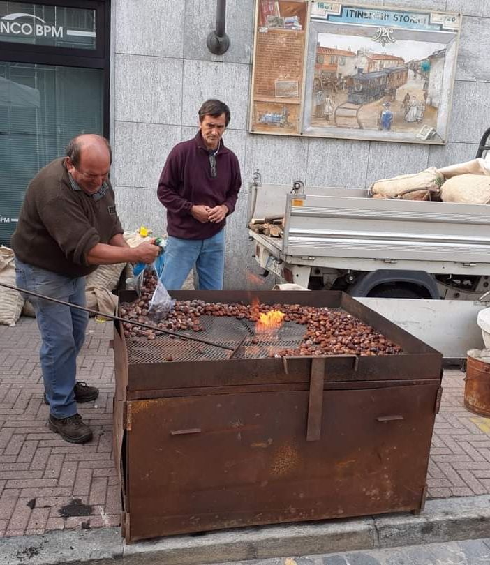 Osvaldo Giovenale alle prese con le caldarroste