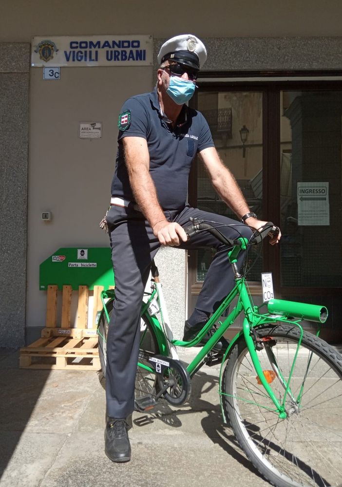 Il vigile Morello in sella alla sua PoliceBike