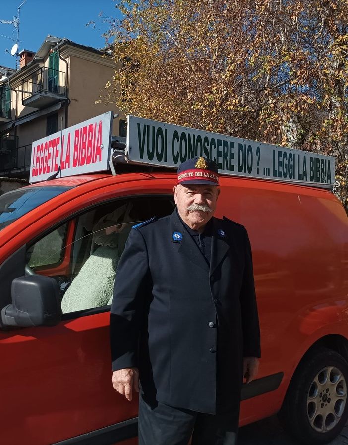 Vito Liotino con il suo furgone arancione