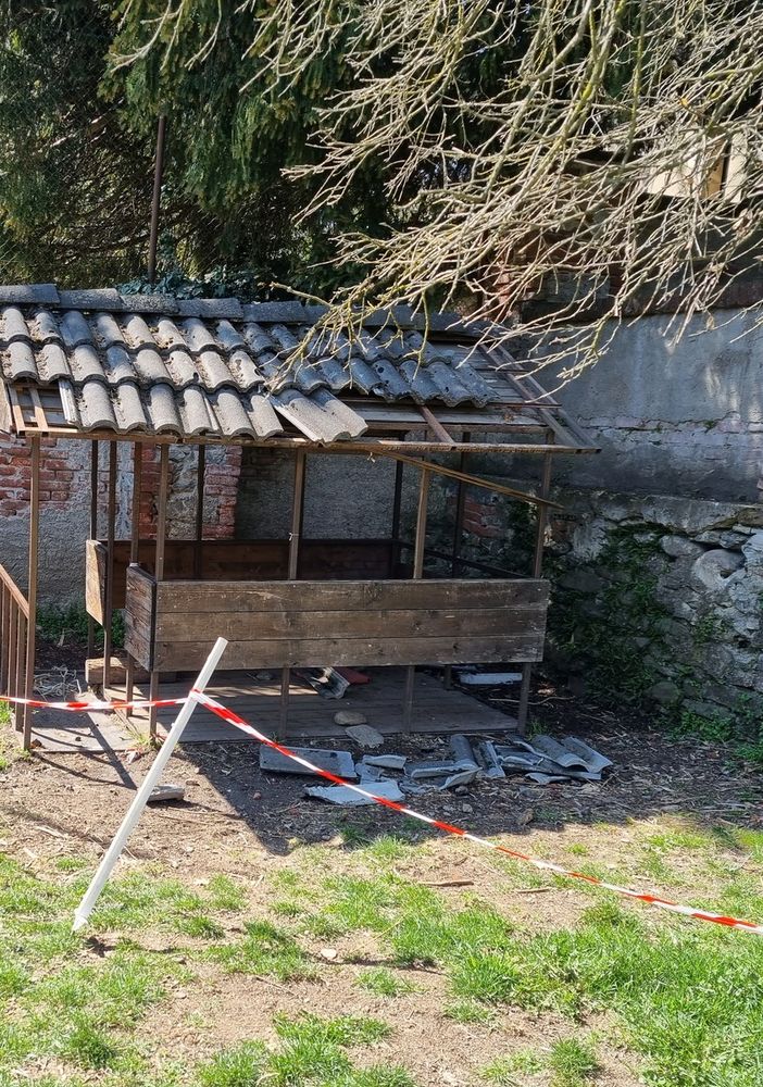 Uno dei giochi danneggiati nelle intrusioni dei vandali nel giardino della Scuola Mauriziana di Torre Pellice