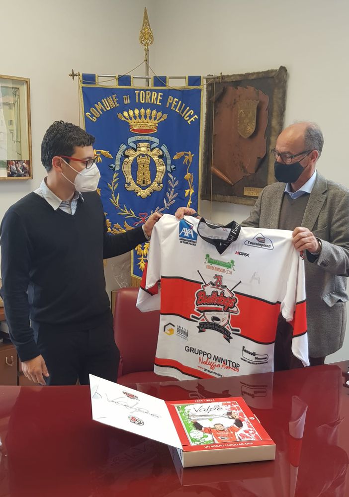 Cogno consegna la maglia delle giovanili della Valpe a Leonz Eder