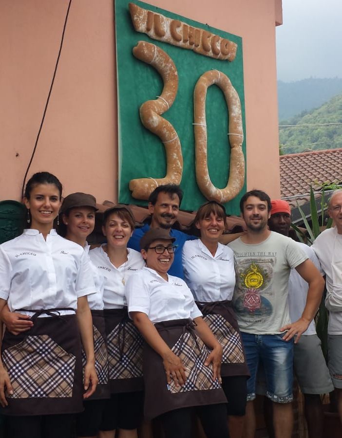 Da sinistra a destra Ilaria Poetto, Valeria Poetto, Lorena Davit, Sabrina Secci, Giovanni Poetto, Francesca Alunni, Gilbert Davit, Oussman Sowe e Daniele Romagnolo alla festa dei 30 anni nel 2018