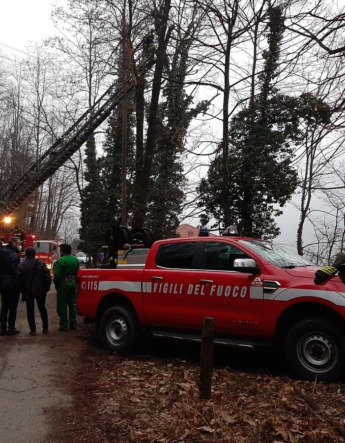 Vigili del fuoco in strada Coppieri a Torre Pellice