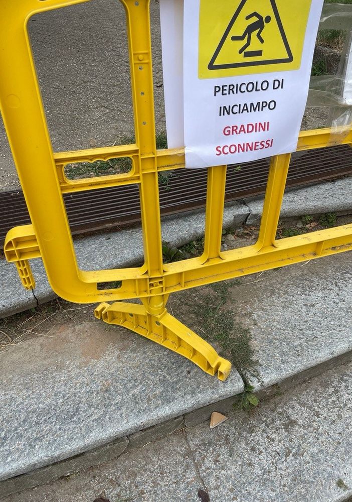 La scalinata di accesso a piazza Muston danneggiata dal pick-up