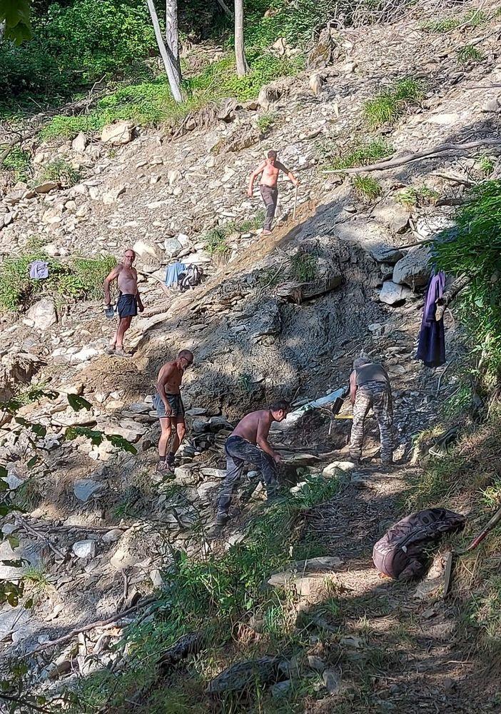 In Val Germanasca Giorgia e i cacciatori ricostruiscono il sentiero travolto dalla frana [VIDEO]
