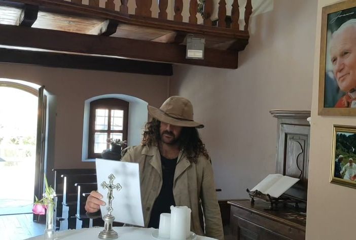 L’uomo che gira l’Italia a cavallo ha portato il ritratto di Wojtyla nel suo santuario [FOTO]