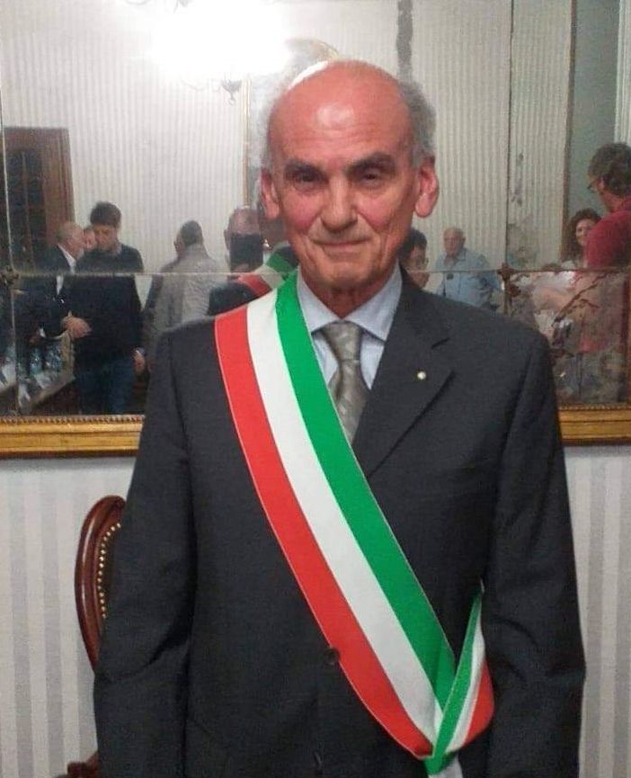 Luciano Abate con la fascia da sindaco